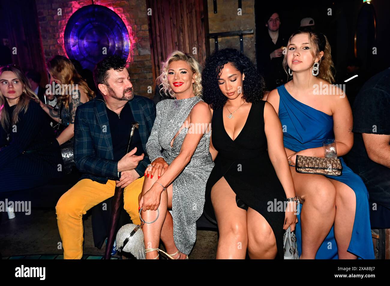 Mobil porno: Xotin ish joyida sikiladi