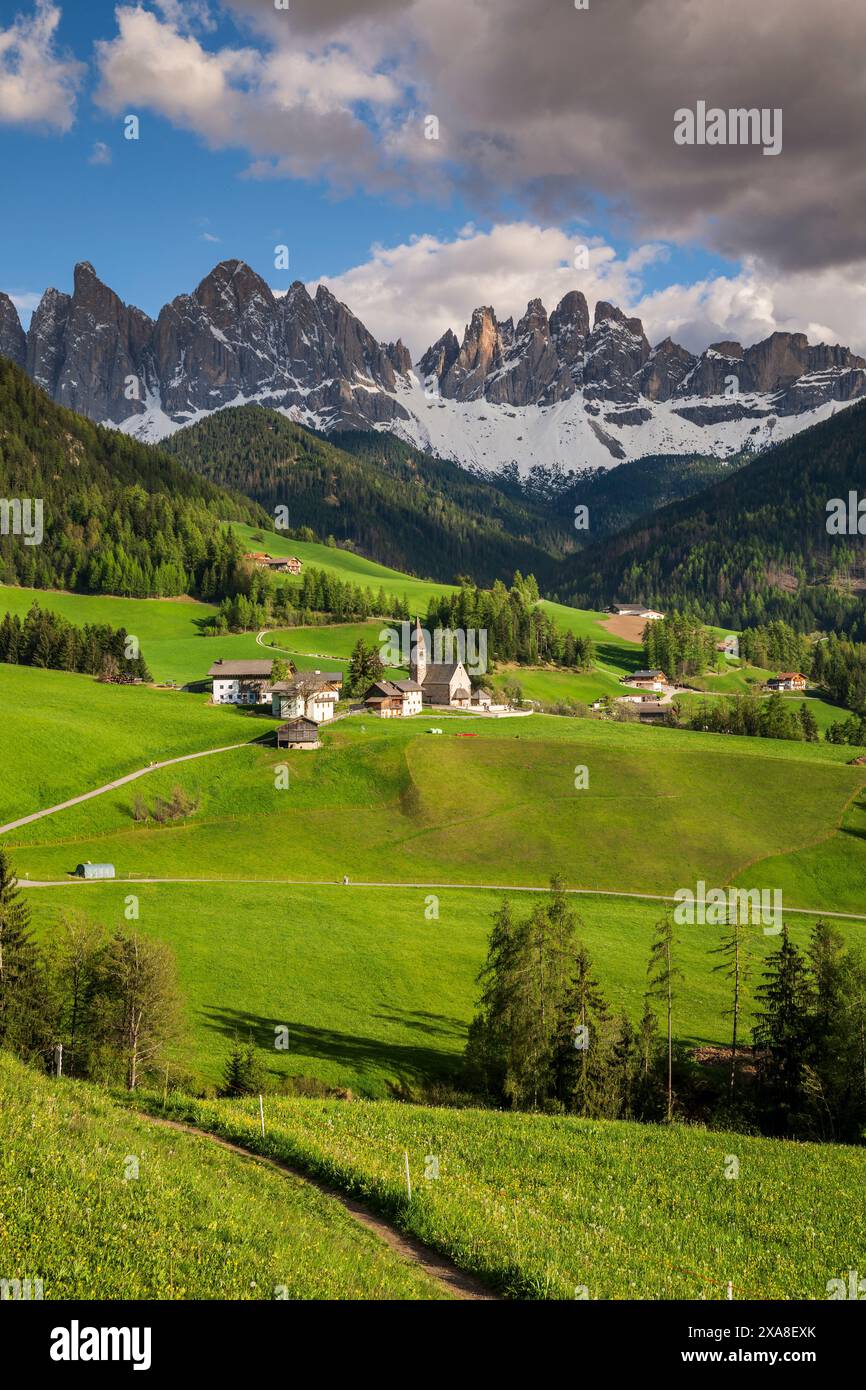 St. Magdalena-Santa Maddalena mountain village with Odle mountain group behind, Dolomites, Villnoss-Val di Funes, Alto Adige, South Tyrol,Italy Stock Photo