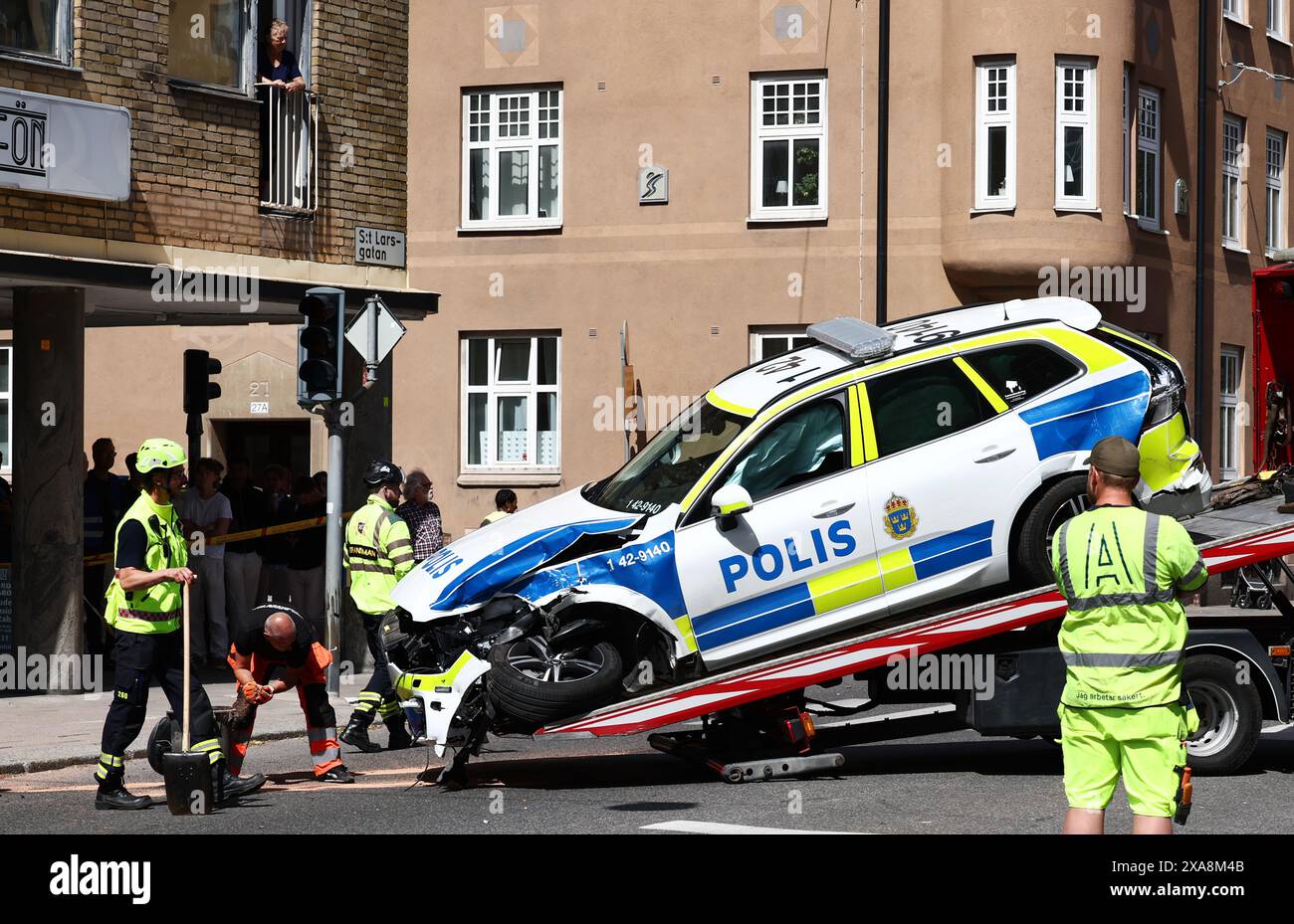 Linköping, Sweden. 4th, June, 2024. Traffic accident with two police cars and a bus in the city of Linköping, Sweden, during Tuesday lunch.  Credit: Jeppe Gustafsson/Alamy Live News Stock Photo