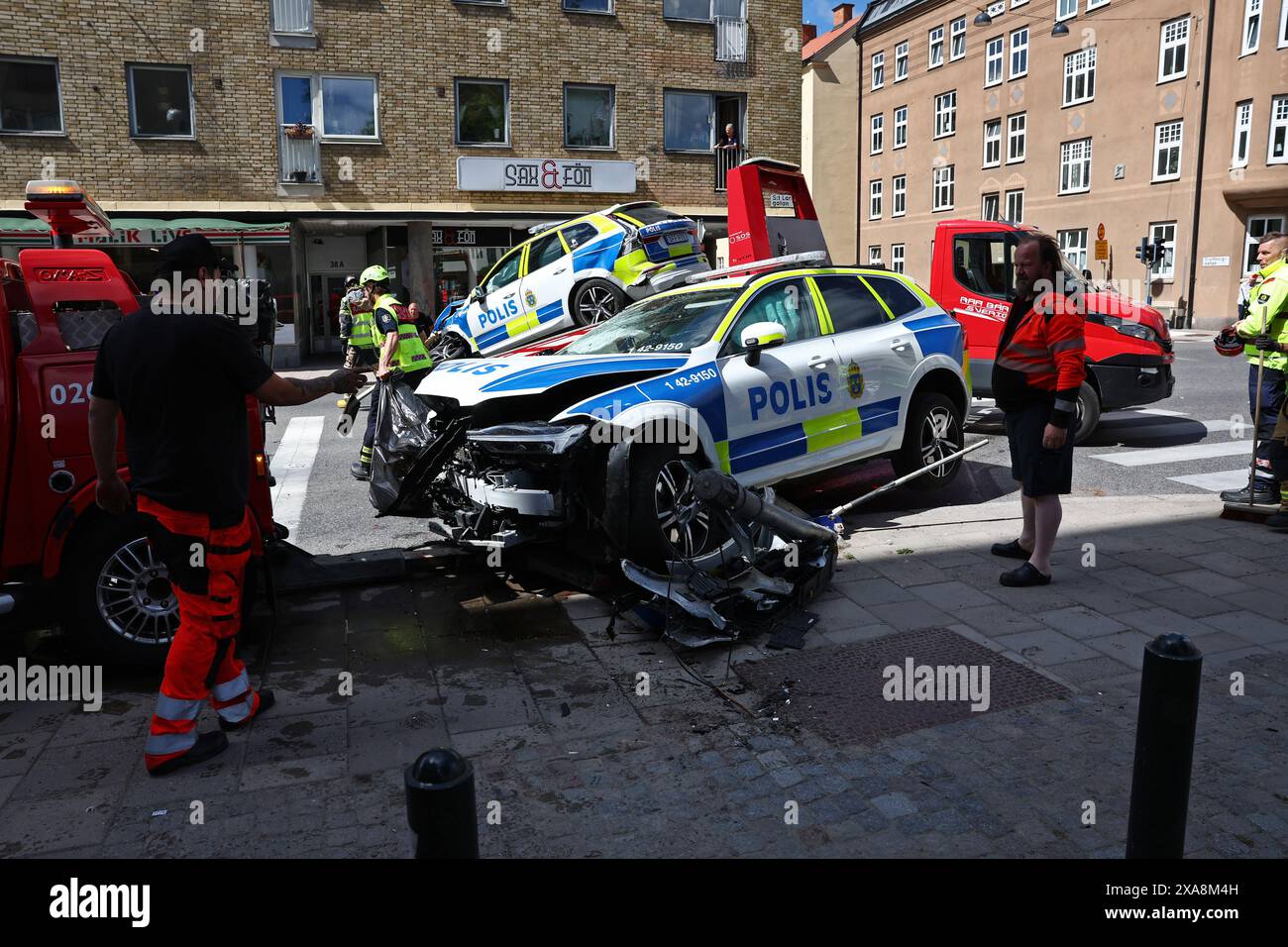 Linköping, Sweden. 4th, June, 2024. Traffic accident with two police cars and a bus in the city of Linköping, Sweden, during Tuesday lunch.  Credit: Jeppe Gustafsson/Alamy Live News Stock Photo