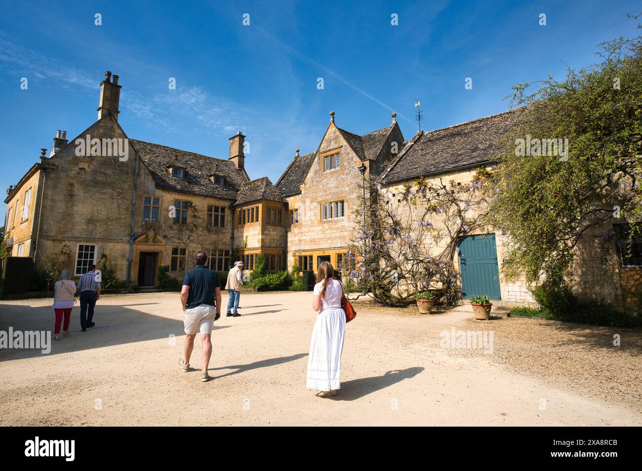 Visitors to Hidcote manor house in Gloucestershire Stock Photo - Alamy