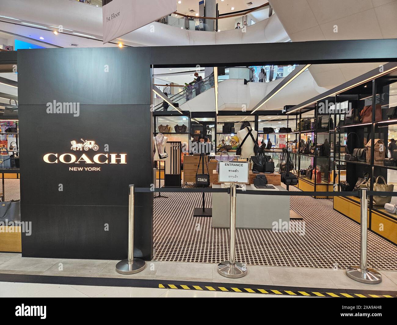 Coach shop hi res stock photography and images Alamy