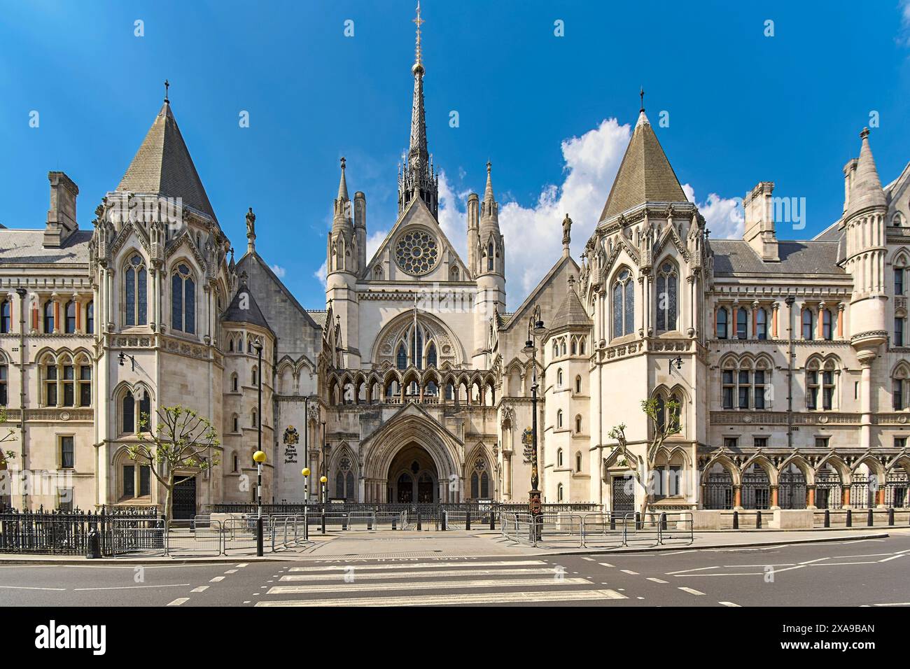 Royal courts of justice entrance hi-res stock photography and images ...