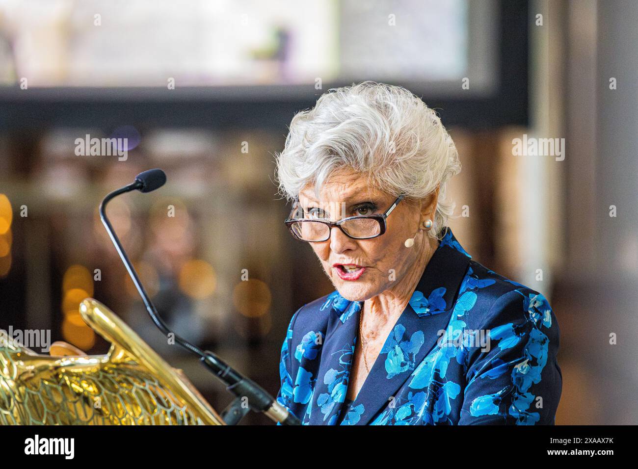 Bbc female news presenter hi-res stock photography and images - Alamy