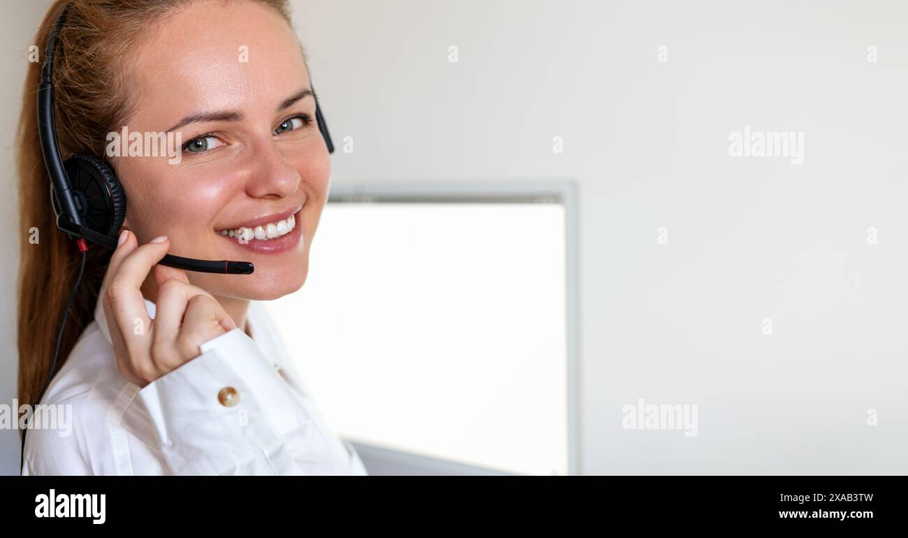 It support computer woman hi-res stock photography and images - Alamy