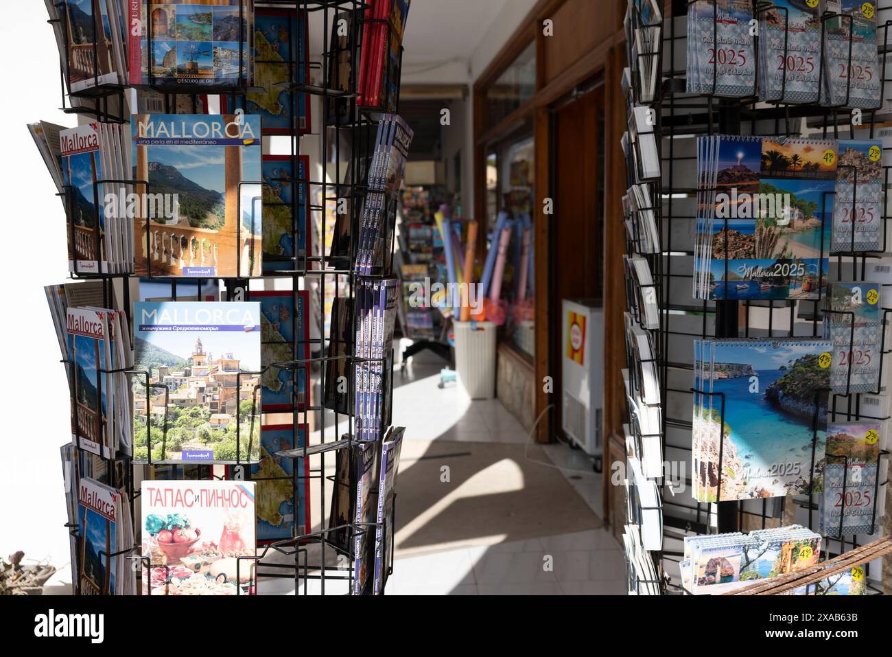 Overcrowded tourism hi-res stock photography and images - Alamy