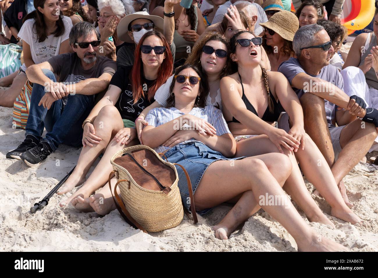 Packed beach hi-res stock photography and images - Alamy, image size:1300x957