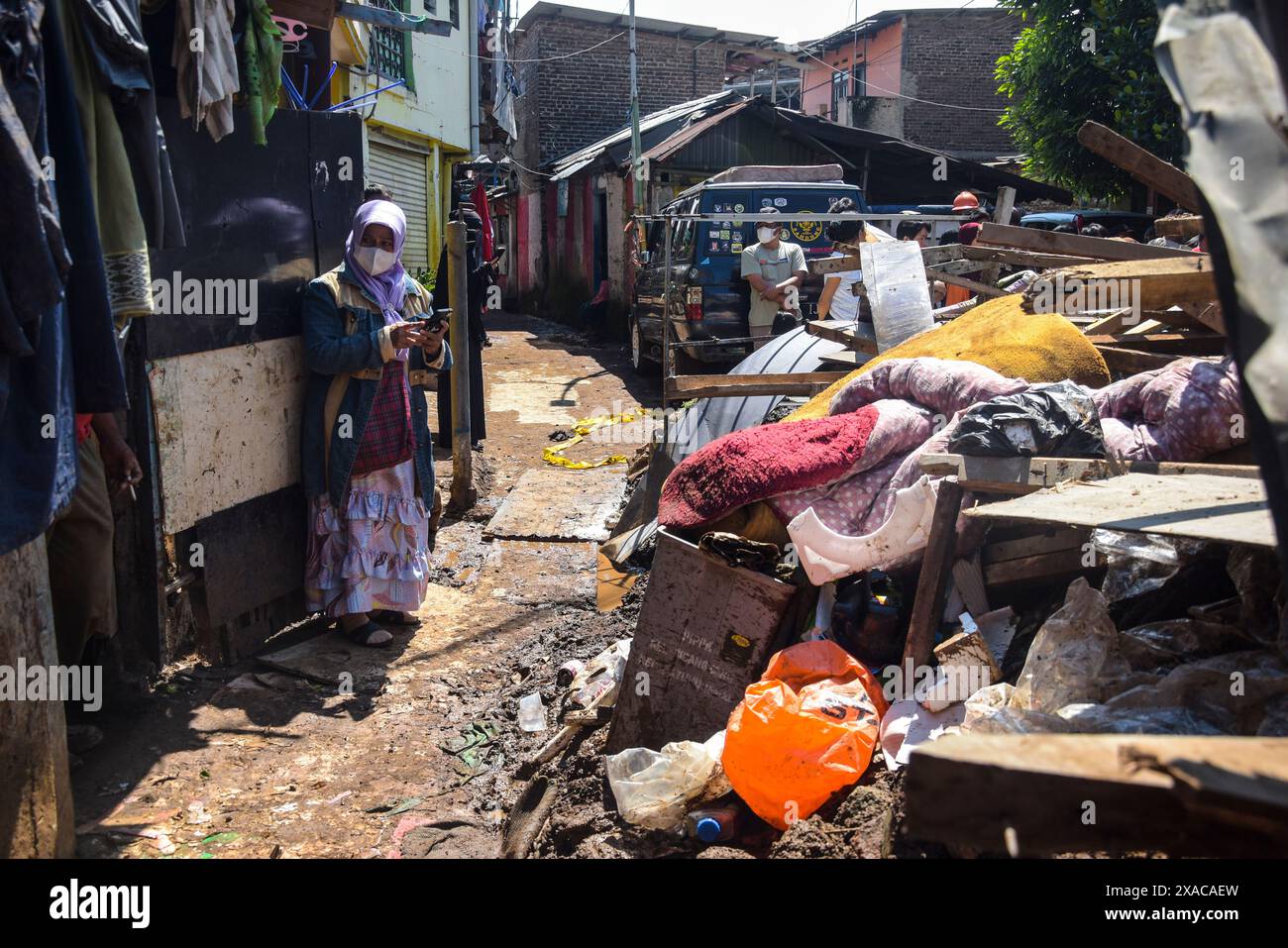 Bandung, West Java, Indonesia. 6th June, 2024. Residents see the scene of a house damaged by a burst water pipe belonging to the Tirtawening Regional Drinking Water Company (PDAM) in Cibangkong, Bandung, West Java. At least two houses were badly damaged and dozens of other houses were affected by the rupture of a water pipe which occurred yesterday afternoon and also caused a 50 meter long cliff that divides the Cikapundung River to collapse due to overflowing damaged water. pipe. (Credit Image: © Dimas Rachmatsyah/ZUMA Press Wire) EDITORIAL USAGE ONLY! Not for Commercial USAGE! Stock Photo