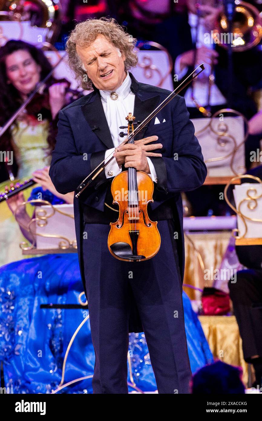 Andre Rieu Harp Andre Rieu und das Johann Strauss Orchester live bei einem Konzert ...