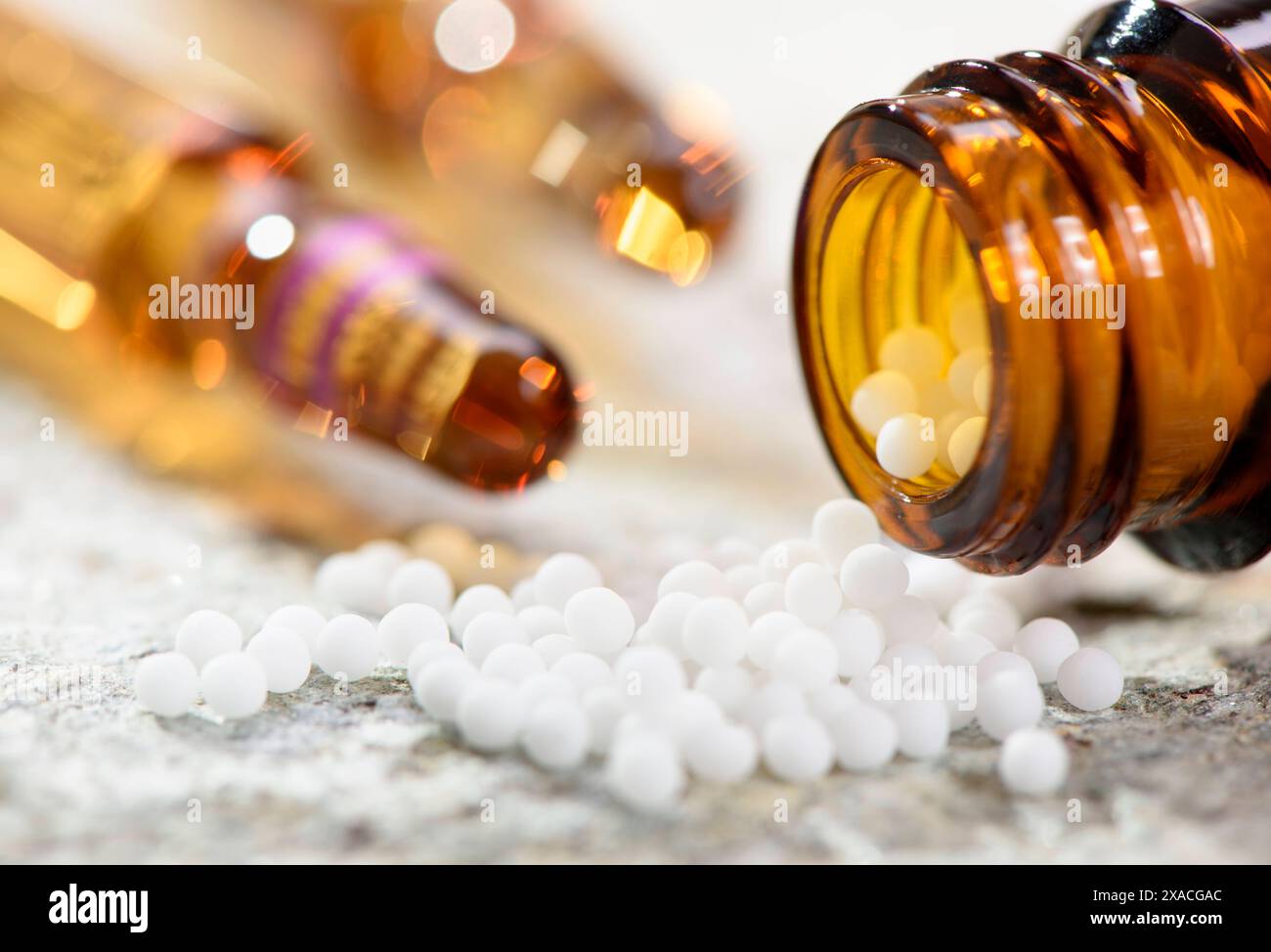 Naturmedizin mit Globuli Globuli werden in der Naturmedizin und Homöopathie als Heilmittel verwendet *** Natural medicine with globules Globules are u Stock Photo