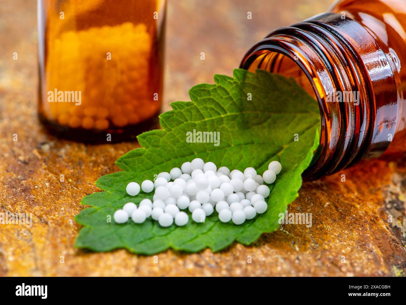 Naturmedizin mit Globuli Globuli werden in der Naturmedizin und Homöopathie als Heilmittel verwendet *** Natural medicine with globules Globules are u Stock Photo