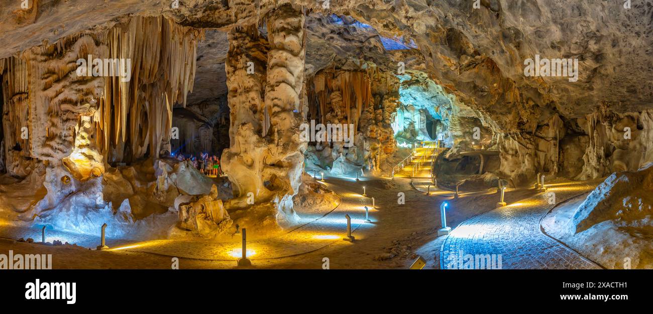 View of pathway in the interior of Cango Caves, Oudtshoorn, Western ...