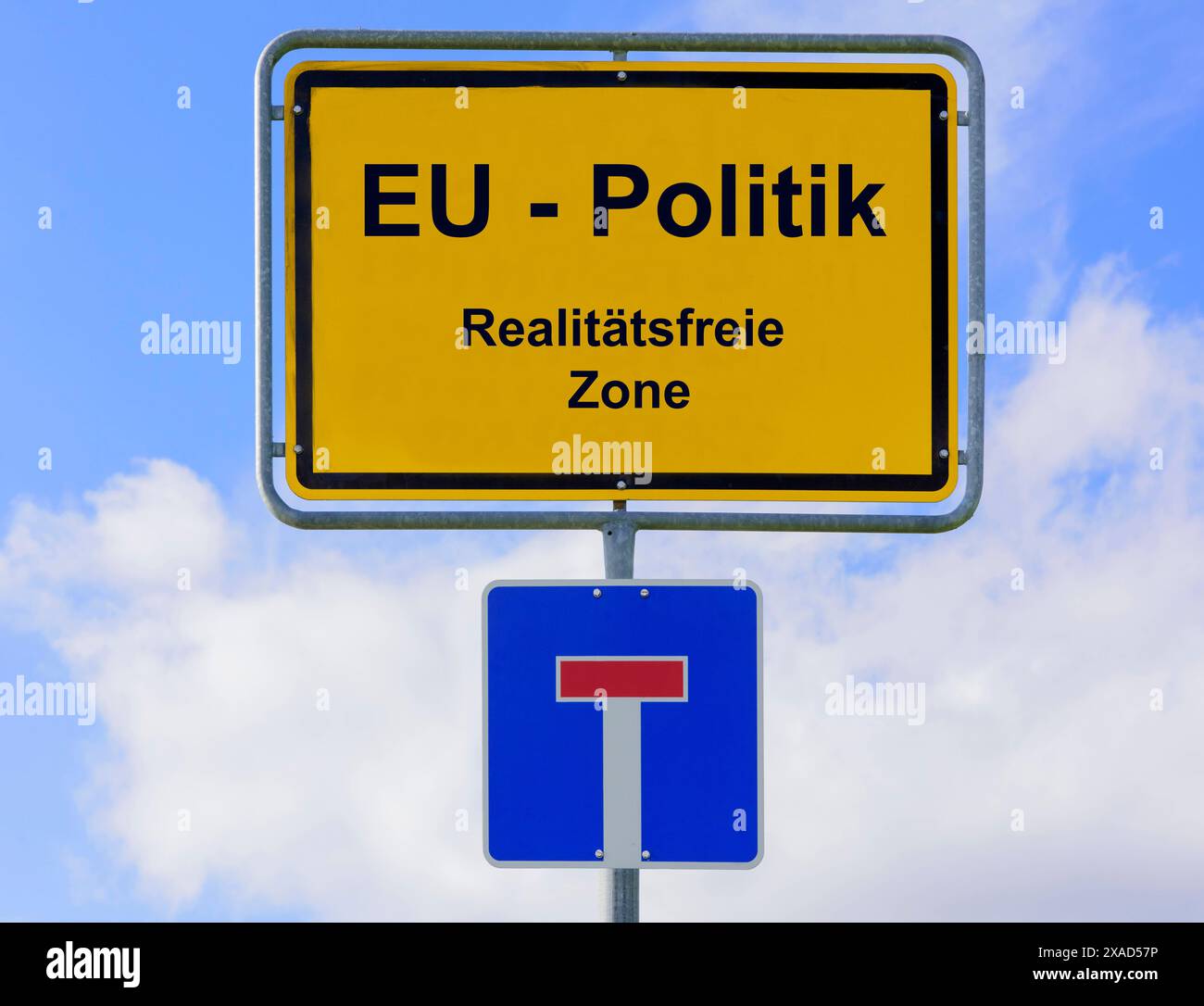 EU-Politik auf Ortsschild Ein Schild für Sackgasse und ein Ortsschild mit dem Aufdruck: EU-Politik und Realitätsfreie Zone - FOTOMONTAGE *** EU politi Stock Photo
