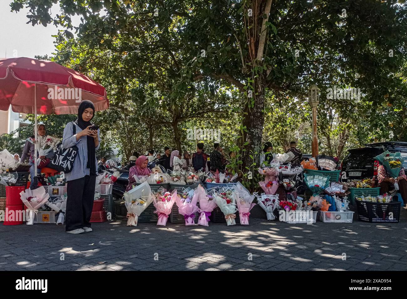 Bantul, Yogyakarta, Indonesia. 6th June, 2024. Street vendors sell souvenirs as gifts during a graduation ceremony at a college in Bantul Regency. (Credit Image: © Angga Budhiyanto/ZUMA Press Wire) EDITORIAL USAGE ONLY! Not for Commercial USAGE! Stock Photo