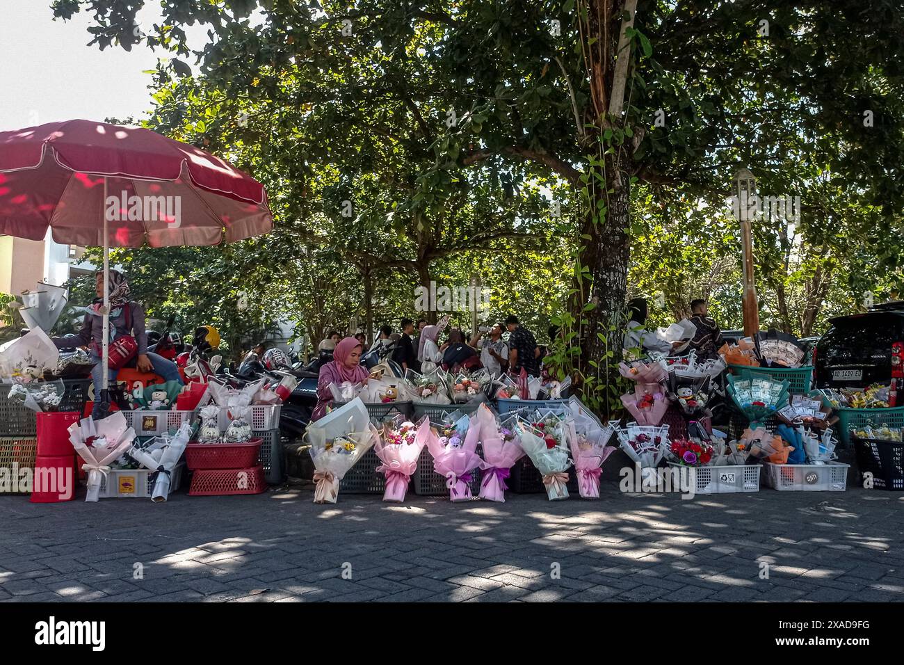 Bantul, Yogyakarta, Indonesia. 6th June, 2024. Street vendors sell souvenirs as gifts during a graduation ceremony at a college in Bantul Regency. (Credit Image: © Angga Budhiyanto/ZUMA Press Wire) EDITORIAL USAGE ONLY! Not for Commercial USAGE! Stock Photo