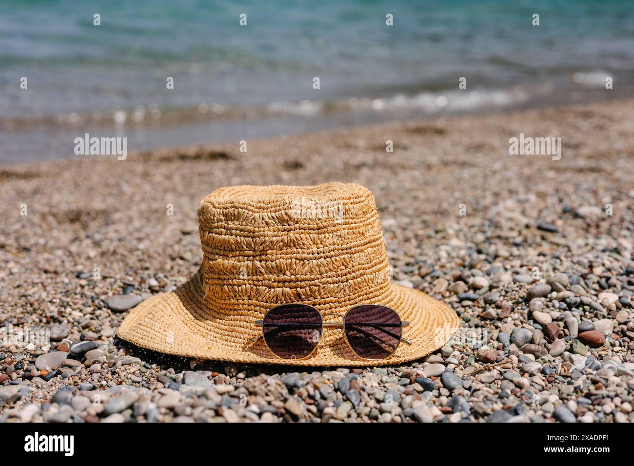Straw hat and sunglasses on the seashore Stock Photo - Alamy