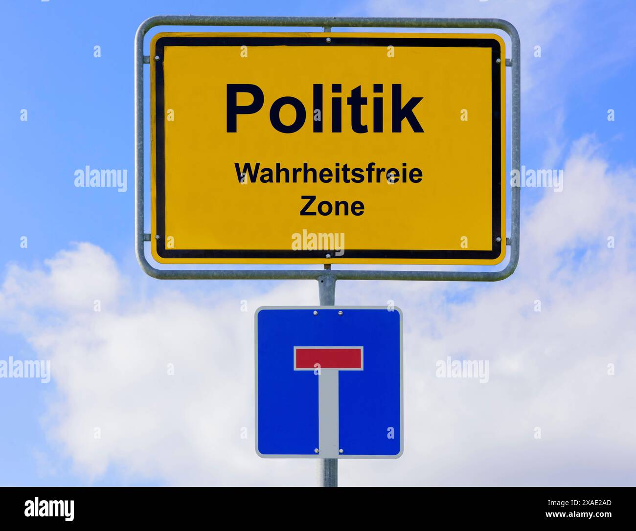 Politik auf Ortsschild Ein Schild für Sackgasse und ein Ortsschild mit dem Aufdruck: Politik und Wahrheitsfreie Zone - FOTOMONTAGE *** Politics on a t Stock Photo