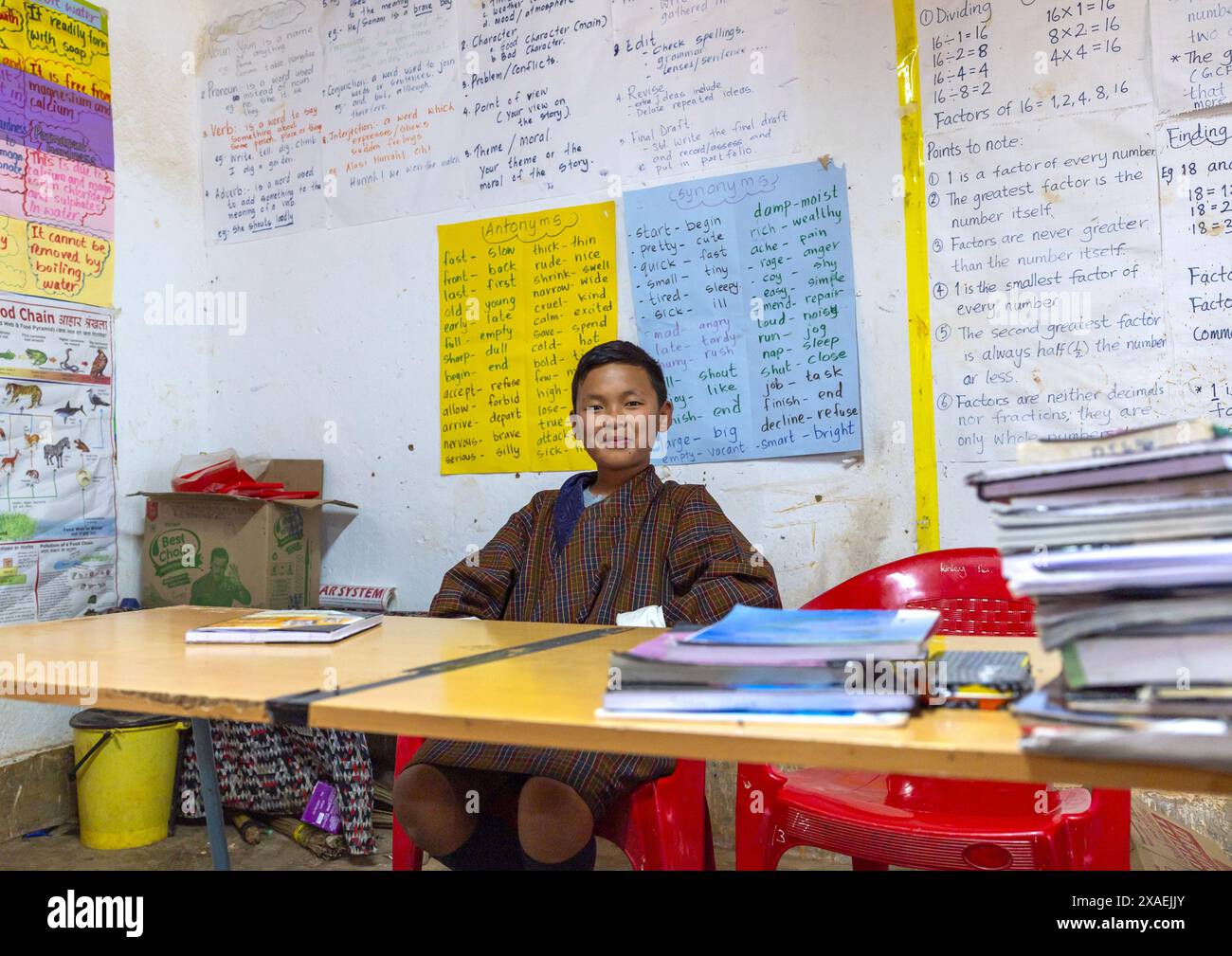 Bhutanese pupils in Rubesa Primary School classroom, Wangdue Phodrang, Rubesagewog, Bhutan Stock Photo