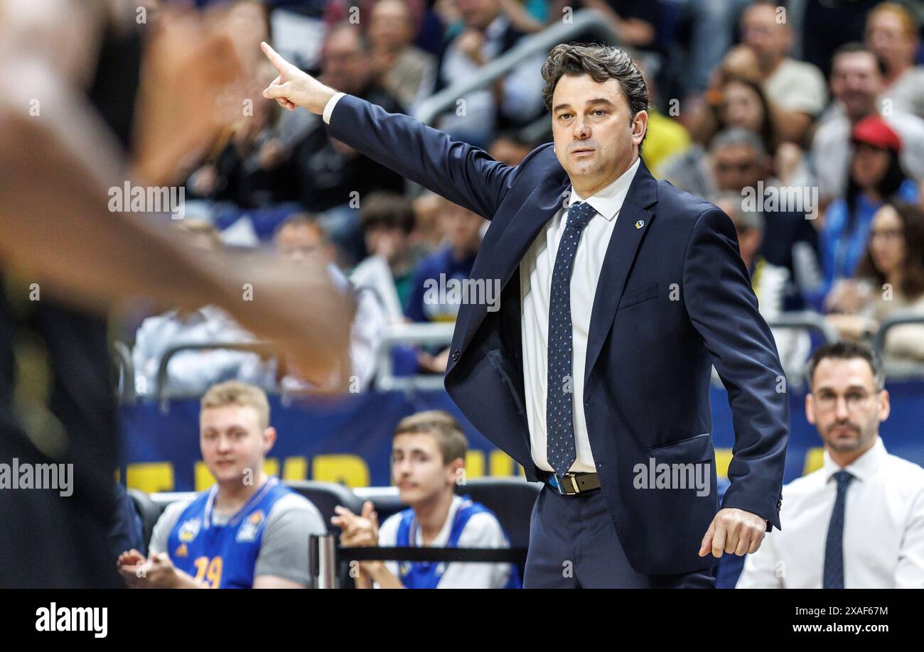 Berlin, Germany. 06th June, 2024. Basketball: Bundesliga, Alba Berlin - Niners Chemnitz, championship round, semi-final, matchday 5, Uber Arena. Head coach Israel Gonzalez of Alba Berlin points in one direction. Credit: Andreas Gora/dpa/Alamy Live News Stock Photo