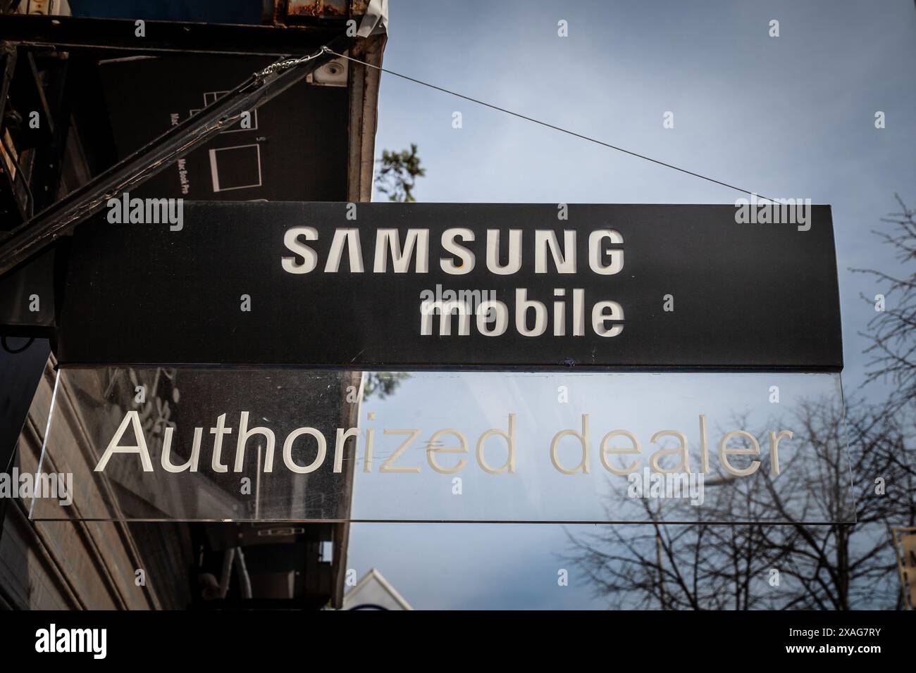 Samsung authorized dealer hires stock photography and images Alamy