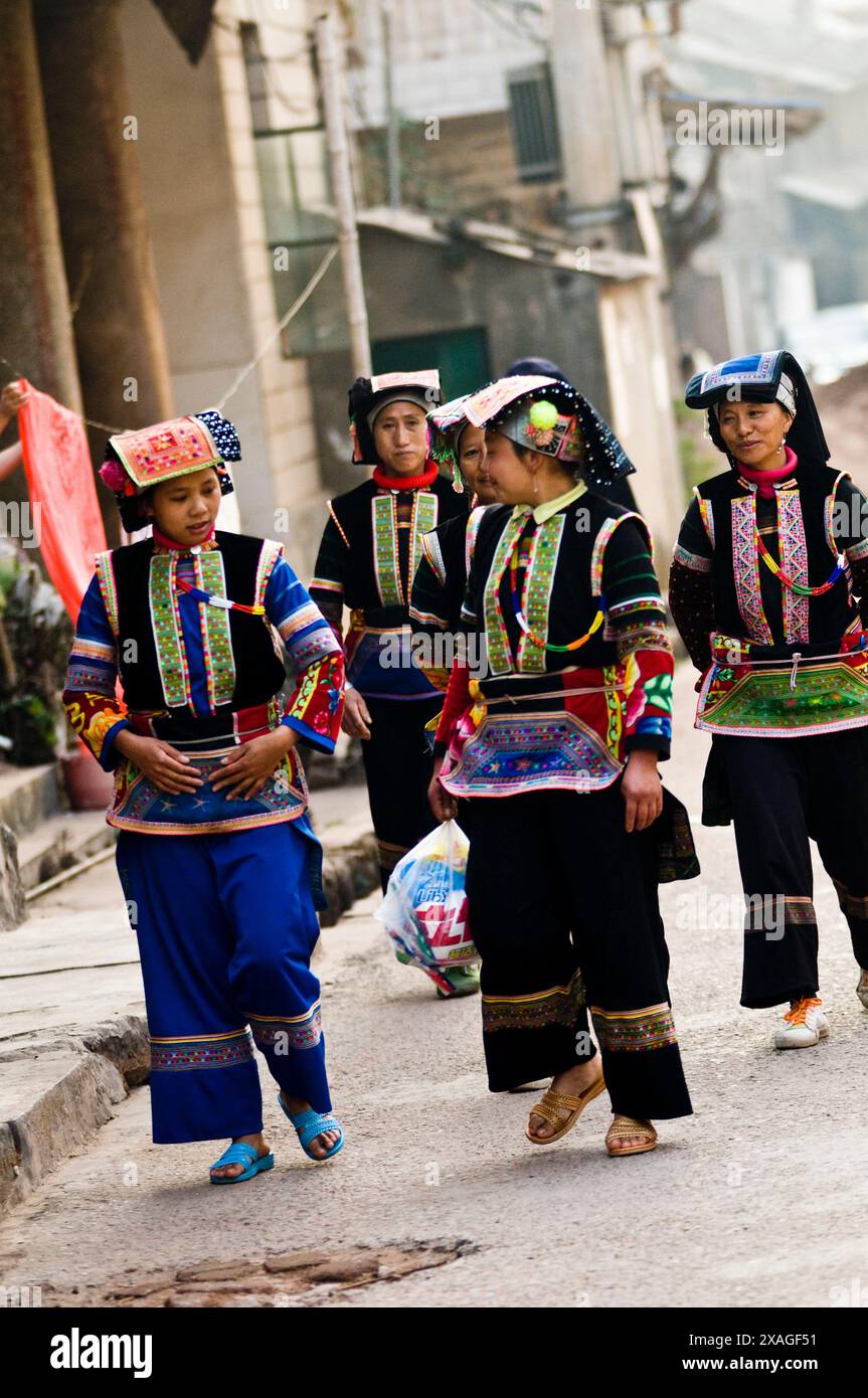 Yi Woman A group of YI women on their way home. Yunnan province, China Stock ...