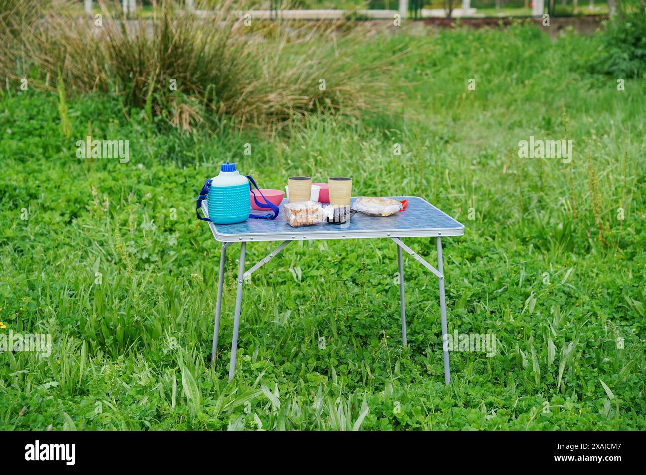 Picnic table nobody food hi-res stock photography and images - Alamy
