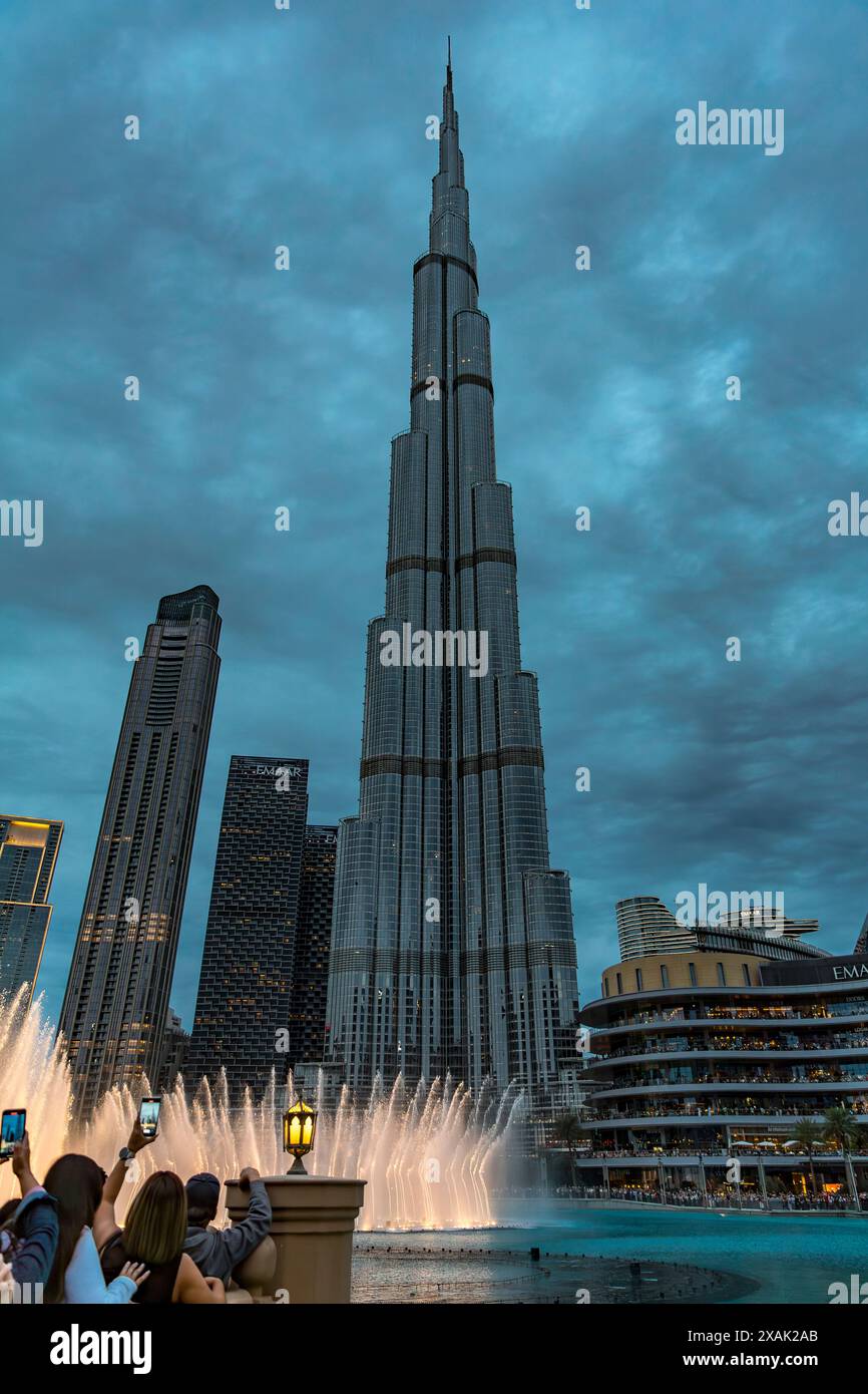tourists-photograph-the-water-features-with-light-and-music-dubai