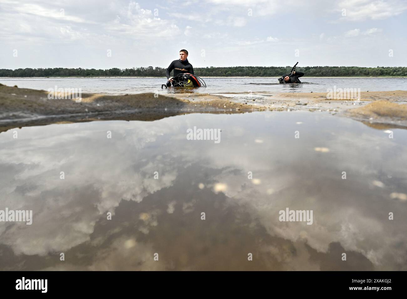 ZAPORIZHZHIA, UKRAINE - JUNE 5, 2024 - Divers explore the Dnipro River bank during the training of State Emergency Service personnel to improve their skills in searching for suspicious objects and demining, Zaporizhzhia, southeastern Ukraine. Stock Photo