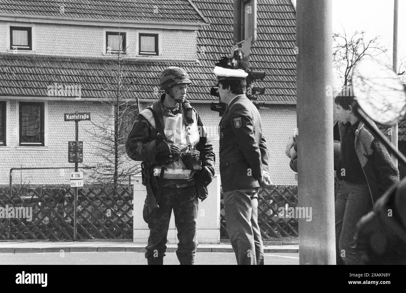 Conversation between a US soldier and a German police officer, autumn maneuvers, 'Citizens observe maneuvers' campaign Stock Photo