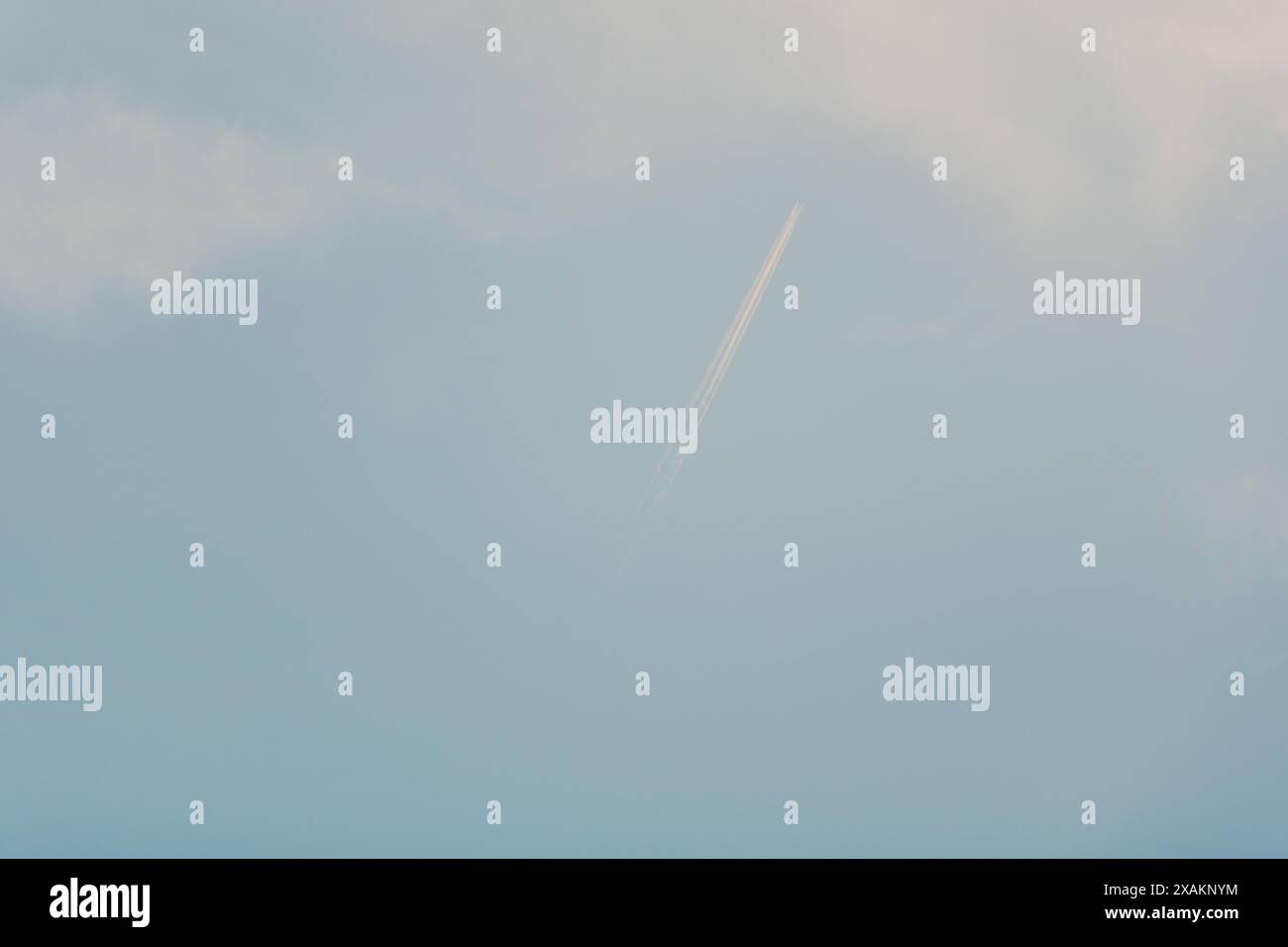 Airplane trails hi-res stock photography and images - Alamy