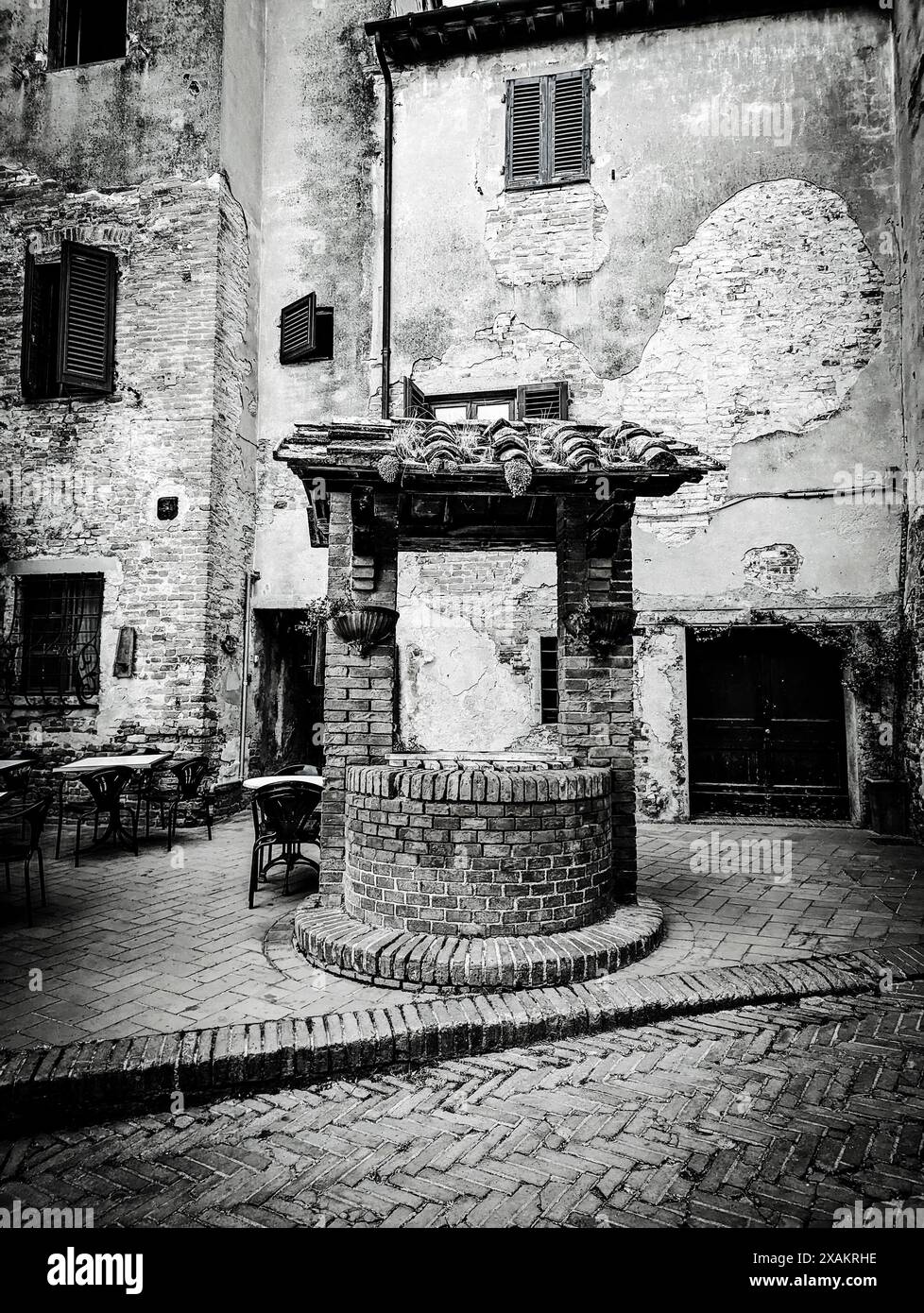 Old brick well hi-res stock photography and images - Alamy