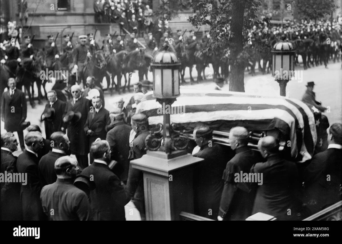Taking Gaynor coffin from home to lie in state in City Hall, 1913. Shows coffin outside of William Jay Gaynor's home at 20 Eighth Ave., Brooklyn, New York. Gaynor (1849-1913) was the Mayor of New York City. Stock Photo