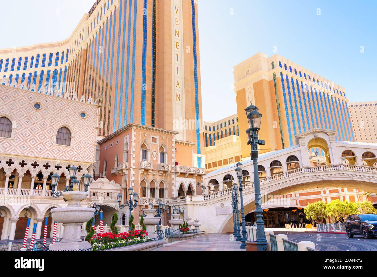 Venetian hotel las vegas entrance hi-res stock photography and images ...
