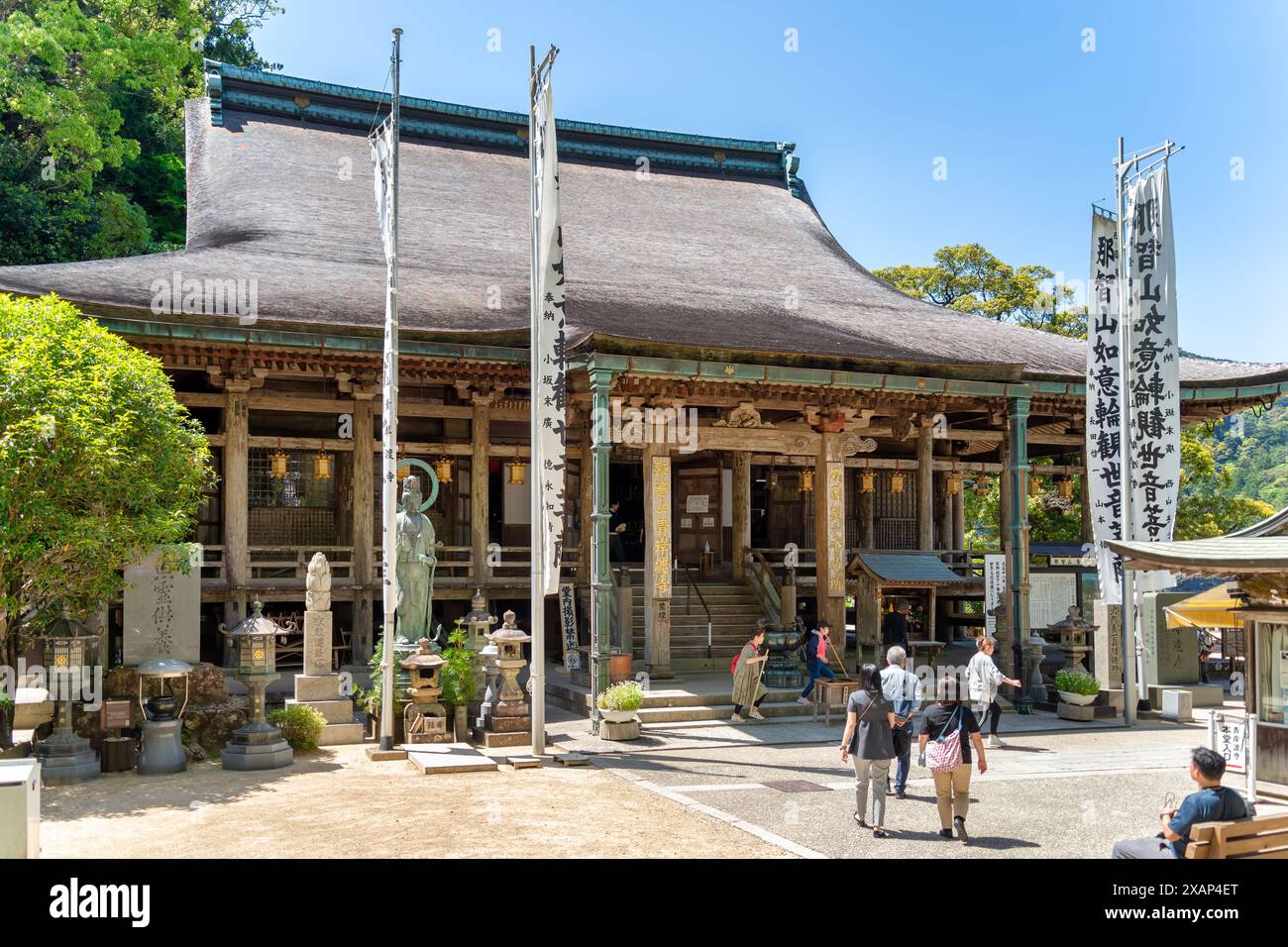 Nachi-Katsuura, Japan -05.09.2024: Beautiful wooden hall of Seigantojihondo buddhist temple in Nachikatsuura, Japan. Stock Photo