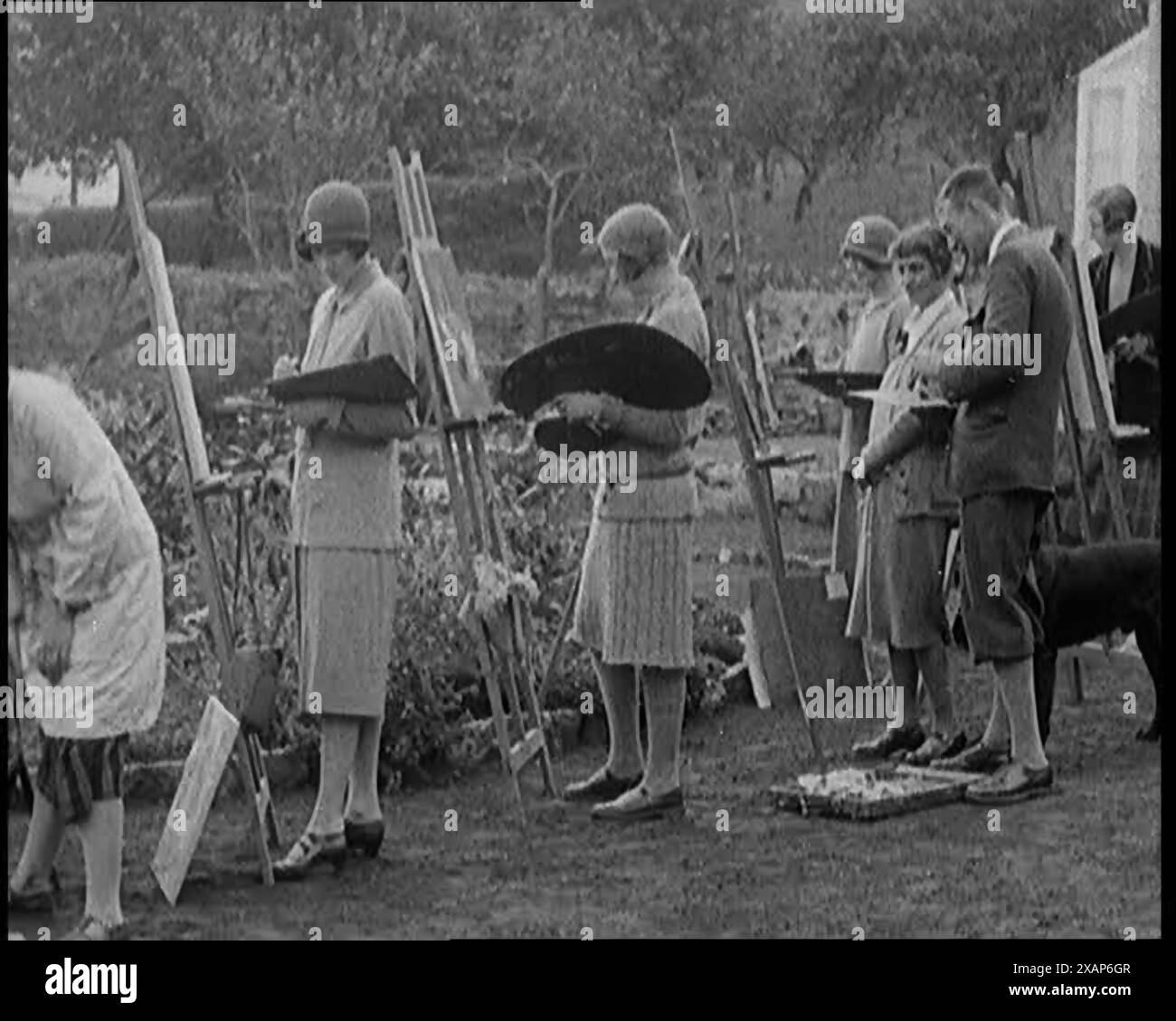 Female Civilians Outdoors Painting at Easels in an Art Class, 1920s. From &quot;Time to Remember - Teenage Flapper&quot;, 1920s (Reel 3); a dcumentary about women's lives in the 1920s - great commentary by Joyce Grenfell. Stock Photo