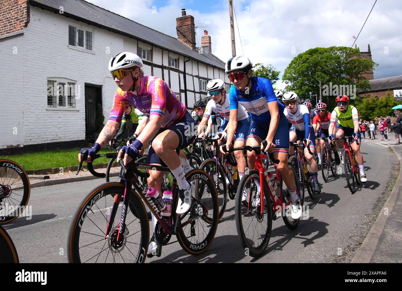 Great Britain's Lizzie Deignan (centre right) in the blue jersey as