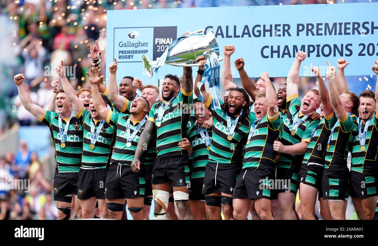 Northampton Saints players celebrate on the pitch with the trophy after winning the Gallagher Premiership final at Twickenham Stadium, London. Picture date: Saturday June 8, 2024. Stock Photo