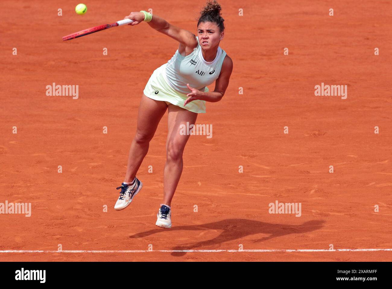 Roland Garros, Paris, France. 8th June, 2024. 2024 French Open Tennis tournament, Day 14; Jasmine Paolini (ITA) serves to Iga Swiatek (POL) in the women's singles final Credit: Action Plus Sports/Alamy Live News Stock Photo