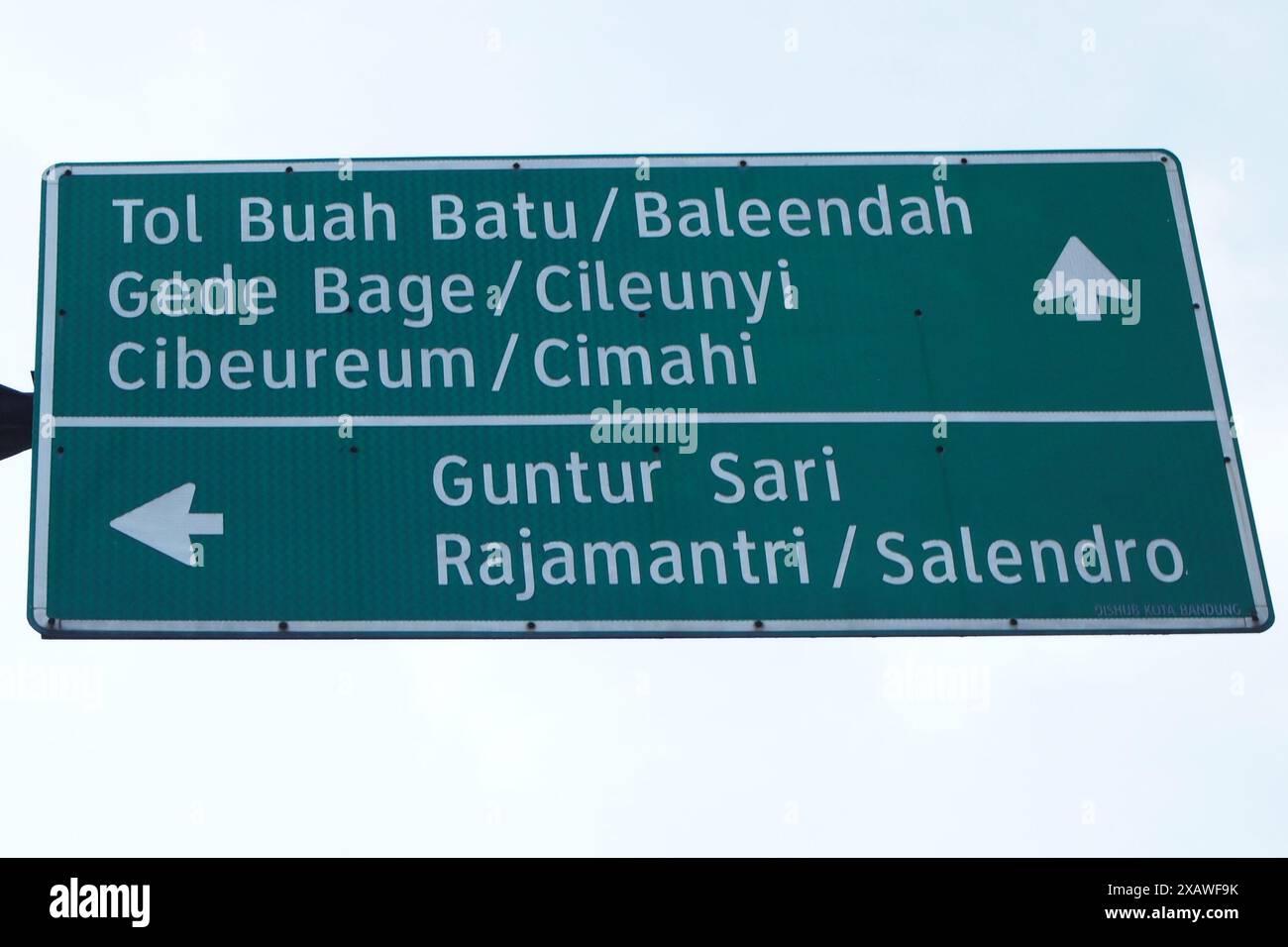 A green road sign pointing the way in the city of Bandung Stock Photo