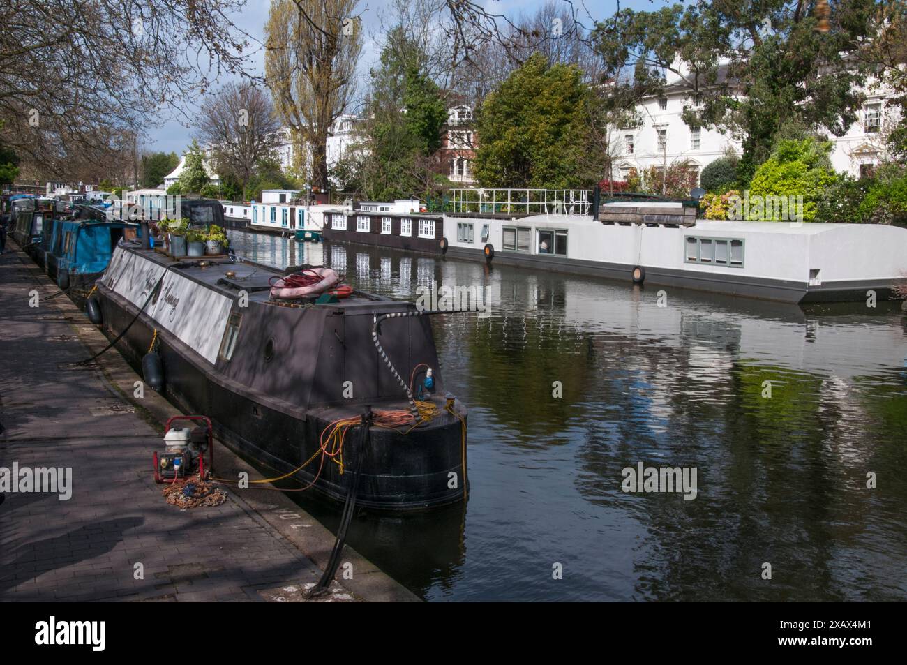 Regents canal narrowboats hi-res stock photography and images - Alamy
