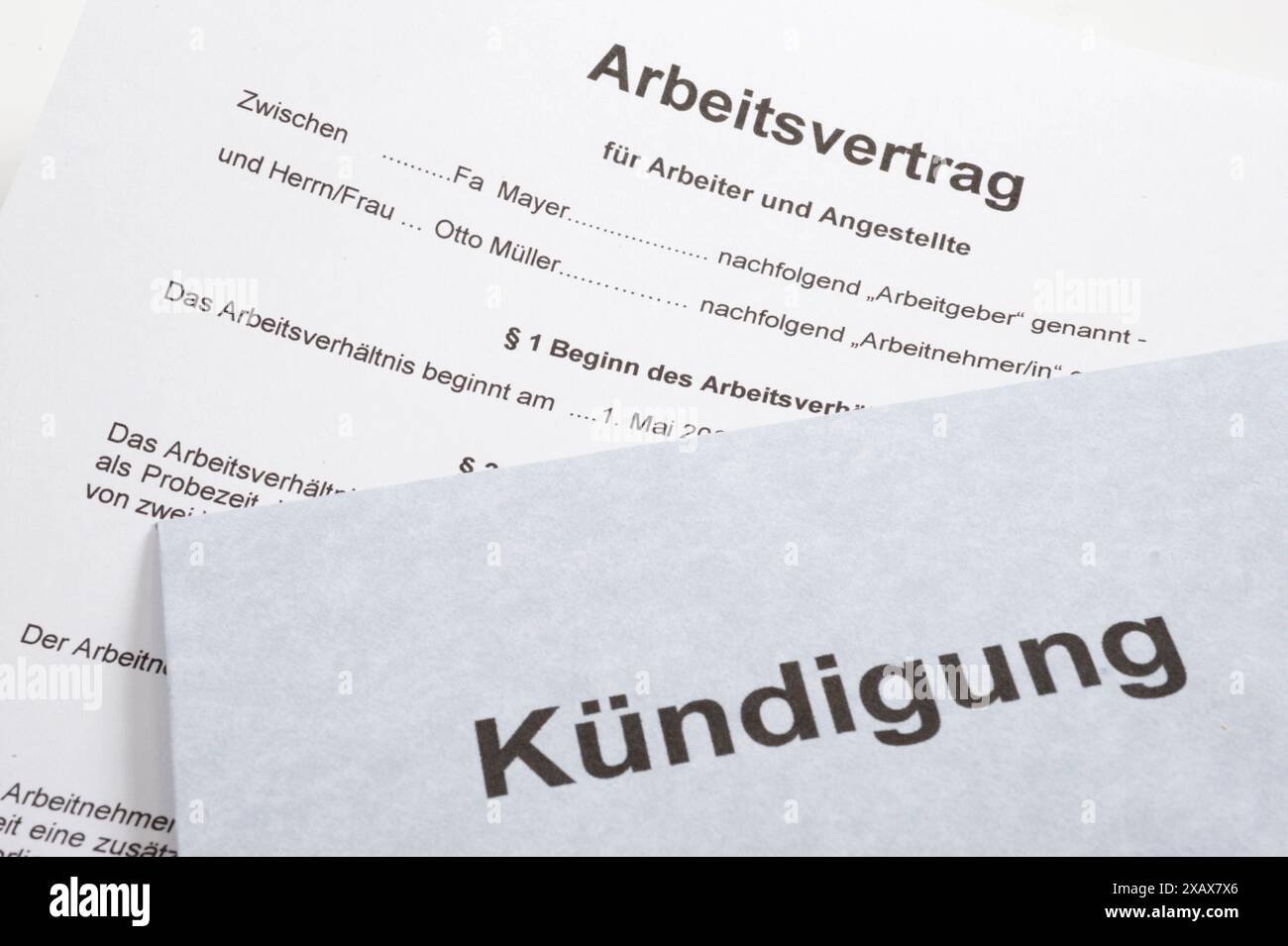 Kündigung von Arbeitsvertrag und Arbeitsplatz Ein Kündigungsschreiben von Arbeitsvertrag und Arbeitsplatz *** Termination of employment contract and w Stock Photo