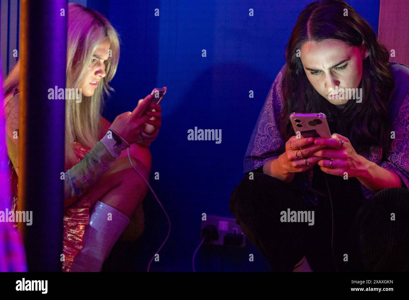 KAT SADLER and LIZZIE DAVIDSON in SUCH BRAVE GIRLS (2023), directed by KAT SADLER. Credit: Camden Productions/Various Artists/BBC/A24 / Album Stock Photo