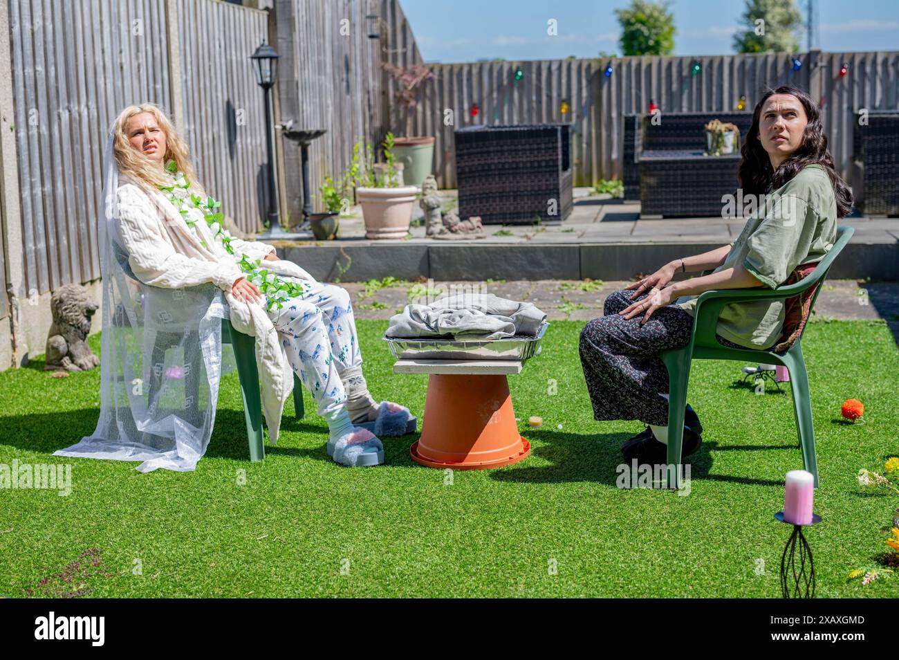 KAT SADLER and LIZZIE DAVIDSON in SUCH BRAVE GIRLS (2023), directed by KAT SADLER. Credit: Camden Productions/Various Artists/BBC/A24 / Album Stock Photo