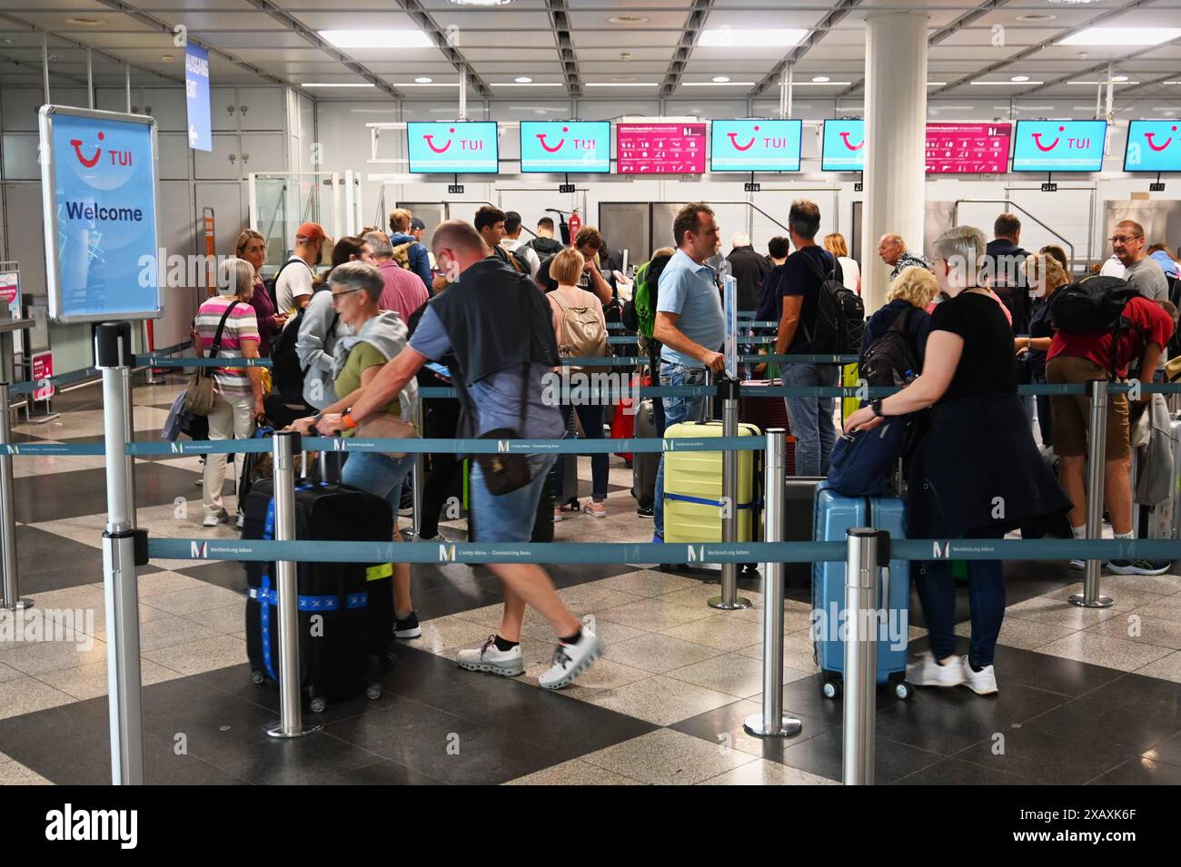 TUI CheckIn Schalter am Flughafen München *** TUI Check In counter at Munich Airport Stock