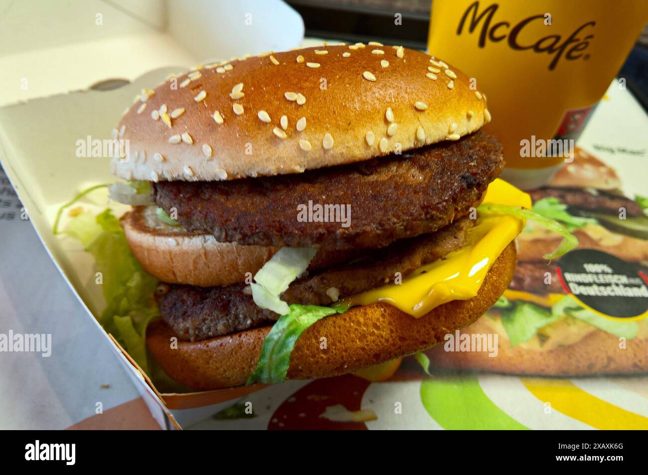 Der Big Mac, in Deutschland früher auch als Big Mäc bezeichnet, ist ...