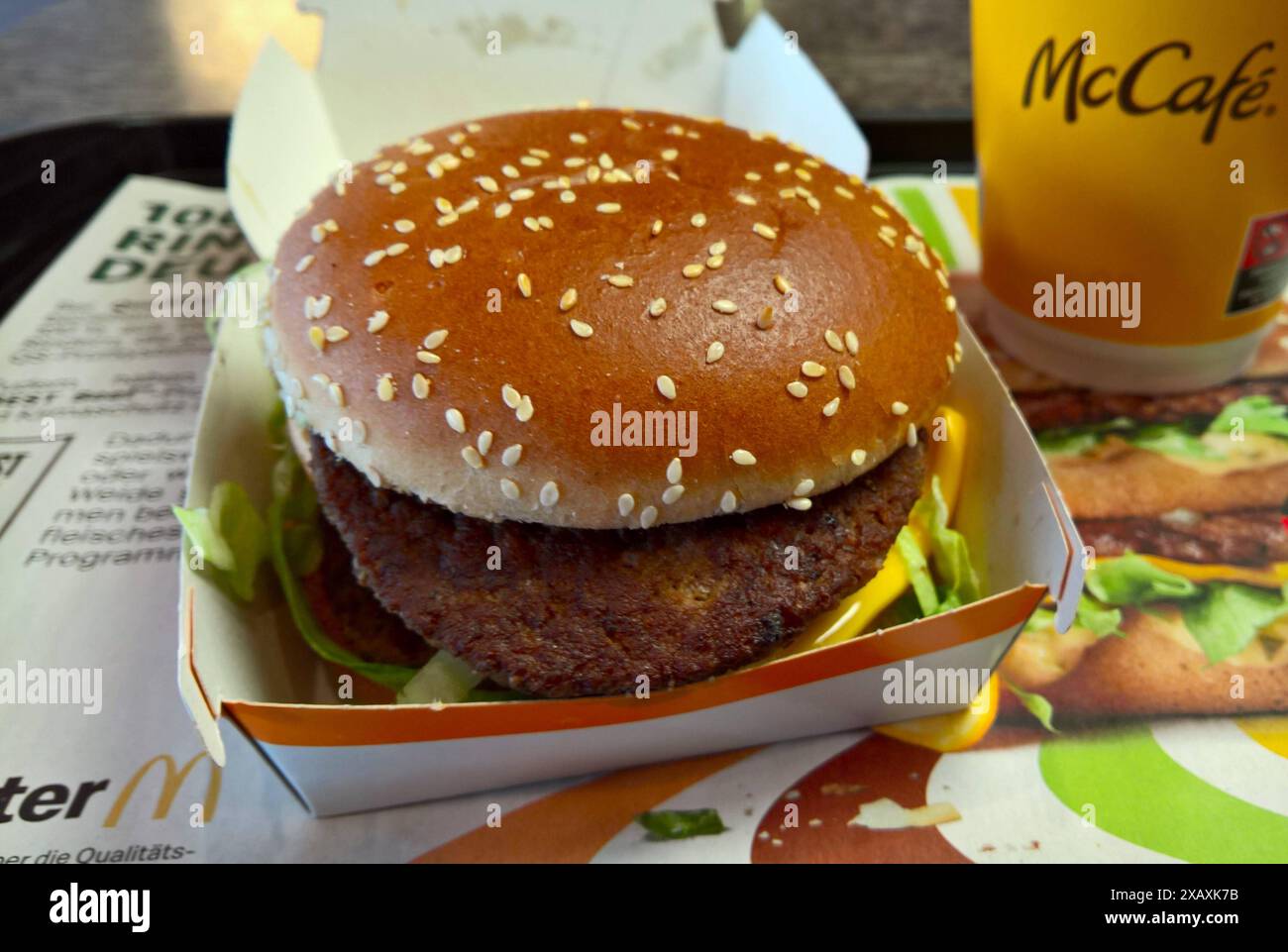 Der Big Mac, in Deutschland früher auch als Big Mäc bezeichnet, ist ...