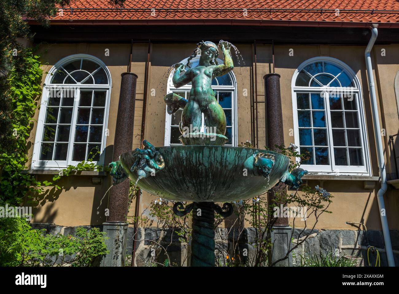 Sculptural fountain by Carl Milles in the Millesgarden Museum on Lidingö near Stockholm. Park, home and studio of the Swedish sculptor and his Austrian wife, the painter Olga Milles, here the little nymph Naiad. Millesgården Museum with sculpture park showcasing Carl Milles' art, plus antiques-filled house & indoor gallery. Bodal, Lidingö kommun, Stockholm, Sweden Stock Photo