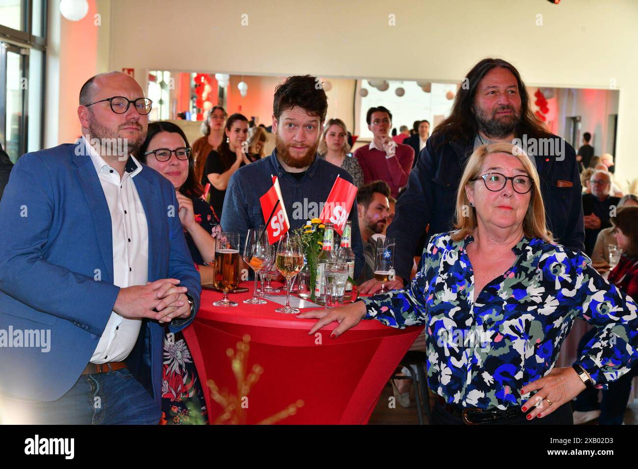 Die Saarbrücker SPD feiert in Saarbrücken im Saarondo ihre Wahlparty zur Europawahl und Kommunalwahl am Sonntag 9.6.2024. In der ersten Hochrechnung der Europawahl schneidet die SPD nicht gut ab. Mirco Bertucci l. und Isolde Ries r... *** The Saarbrücken SPD celebrates its election party for the European and local elections on Sunday 9 6 2024 in the Saarondo Mirco Bertucci l and Isolde Ries r bub Stock Photo