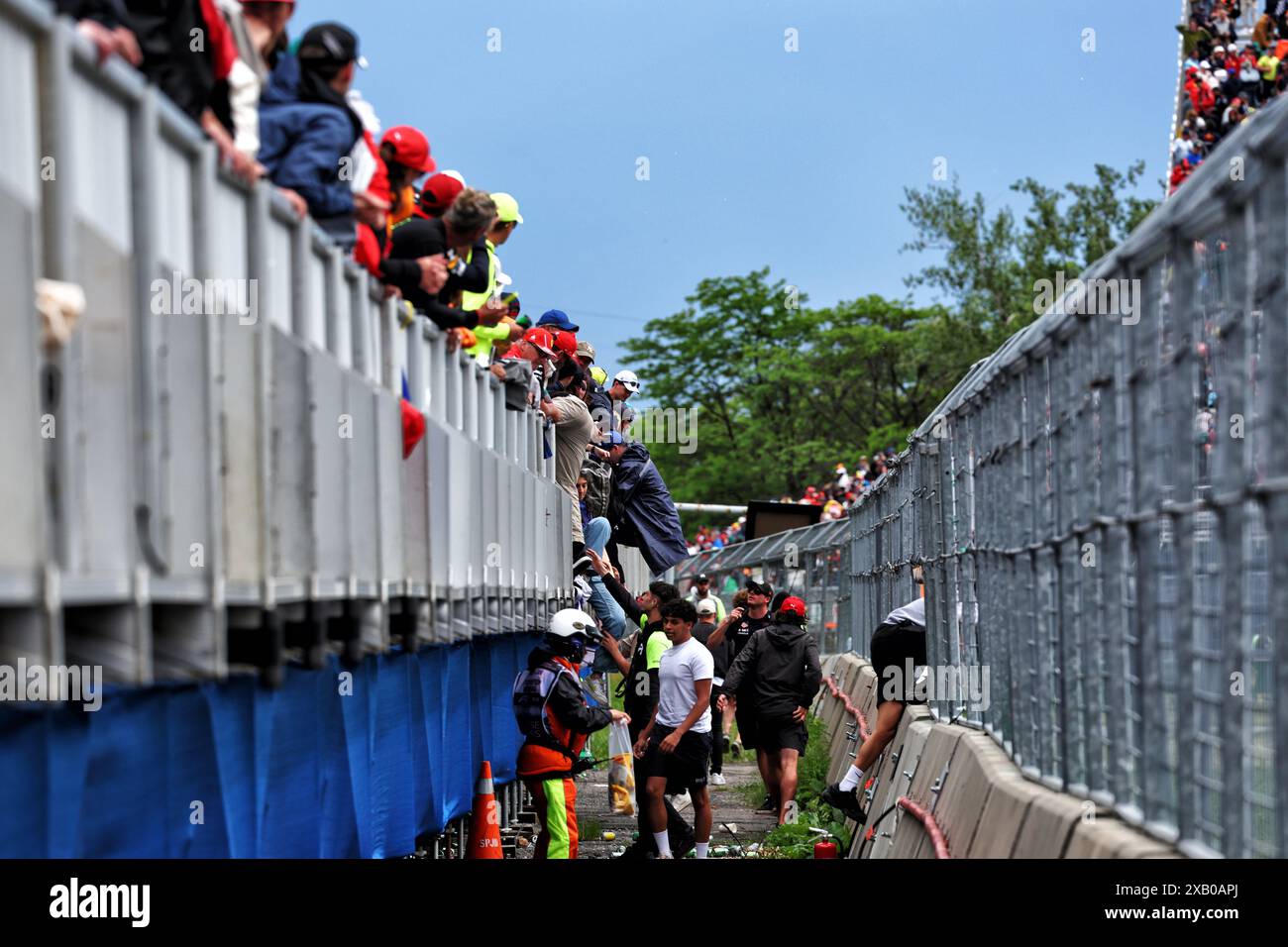 Circuit atmosphere fans invade the circuit at the end of the race