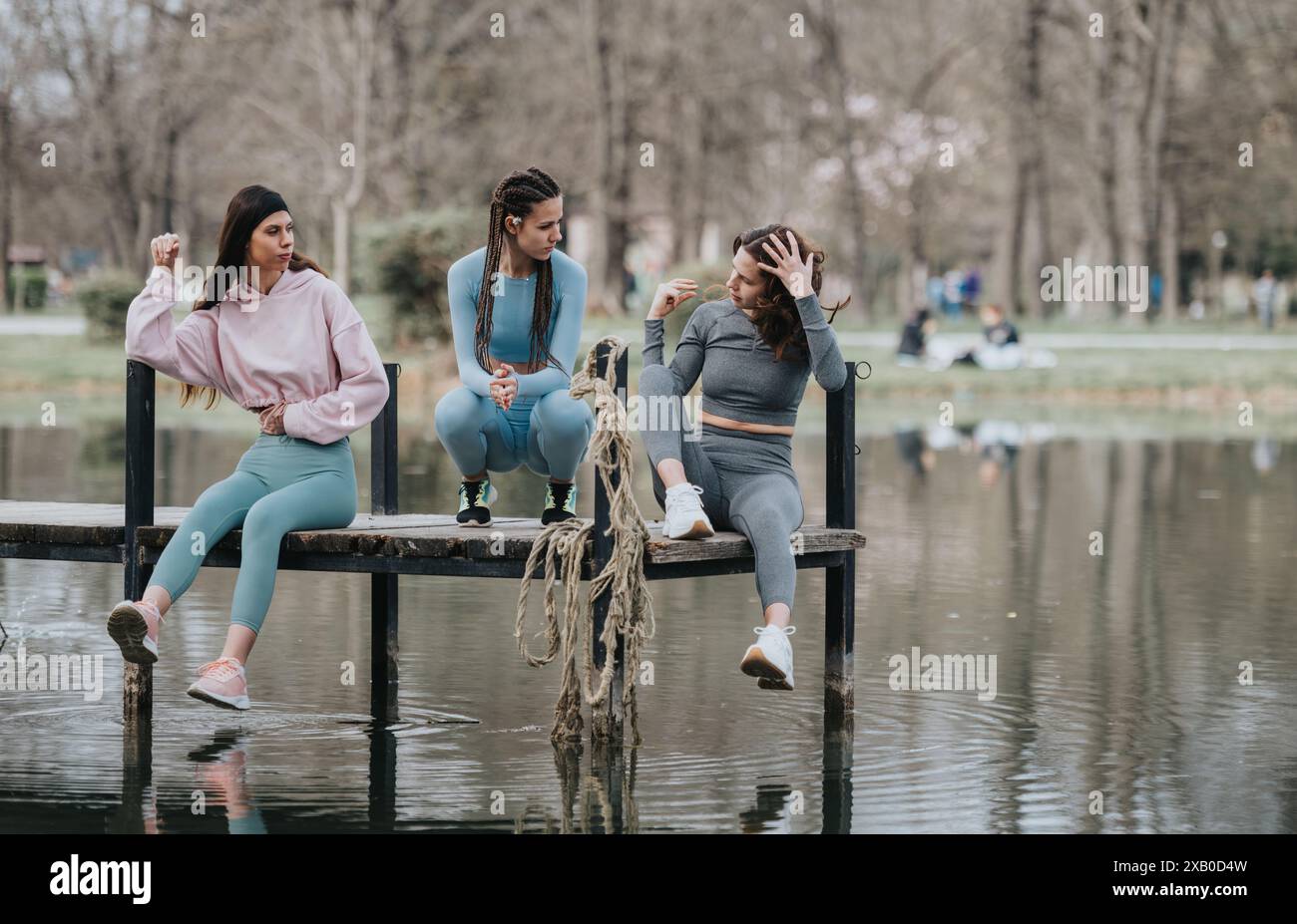 Three women on park bench hi-res stock photography and images - Alamy